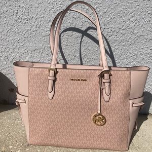 Michael Kors Women’s Purse!